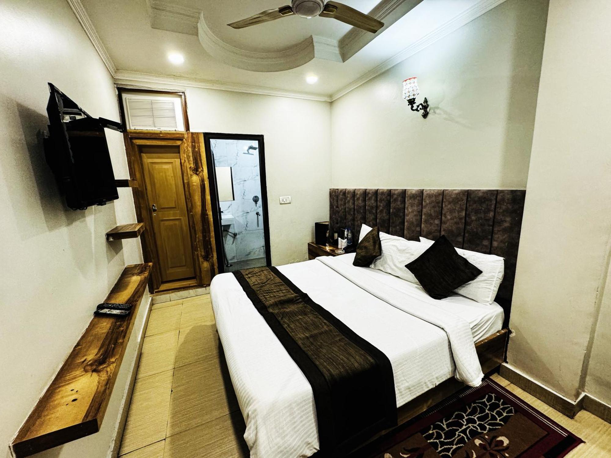 Hotel Nityaa Suites Nova Deli Exterior foto